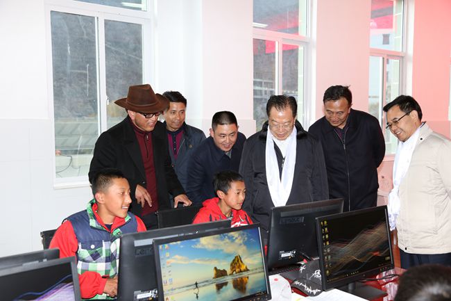 10、張學(xué)武董事長一行在集團(tuán)捐助的德欽縣“希望之星”電腦室考察，并饒有興致地教授學(xué)生使用搜索引擎_副本.jpg