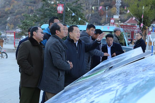 11、張學(xué)武董事長考察迪慶州阿墩子古城規(guī)劃建設(shè)情況_副本.jpg